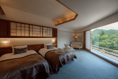 デラックスツイン：清流音信川に面したデラックスタイプのツインルーム。特別な記念日や、バリアフリーをご希望のお客様にお勧めする広めの洋室です。