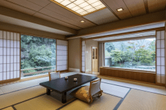 芙蓉 デラックス和室／15畳(ジャグジー付)：大きな窓からは、渓流または庭園の景色をお愉しみいただけます。※眺望は当館に一任くださいませ。
