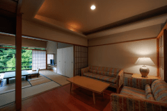 曙 和洋室(12.5畳＋ツインベッド):ソファー付きのリビングスペースがございますので、和と洋、両方のスタイルでお寛ぎいただけます。水入らずのひとときをお過ごしくださいませ。