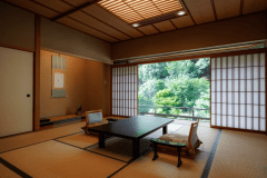 曙 和洋室(12.5畳＋ツインベッド): 滝の流れる庭園側に大きな一枚窓を配した12.5畳和室に、ツインベッドルームを備えた和洋室。畳の和室とは別に、リビングを設け、足を伸ばしておくつろぎいただけるソファ席をご用意いたしました。 落ち着いた和の雰囲気の中で、ご自宅のようにやすらぐ時間をお過ごしくださいませ。