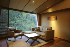 芙蓉 プレミアム：美しい景観のサロンでは会話も弾みます。