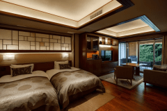 【露天風呂付・庭園側】ガーデンジュニアスイート：曙館最上階、庭園を眺められるスイートルーム。ツインベッドの他に、リビングスペース、ワークスペース、テラスを設けました。