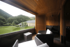 【露天風呂付・山側】曙 スイート(約89㎡)：豊かな自然と一体感を感じる客室。湯上りのひとときをさらにお愉しみいただける、テラスを設えました。日常を離れた休日をお過ごしくださいませ。