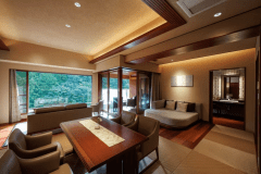 【露天風呂付・川側】深川 スイート：和モダンな設えのお部屋で、プレミアムなご滞在をお愉しみくださいませ｡