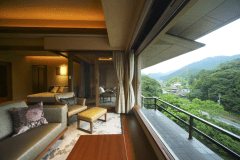 【露天風呂付・川側】深川 スイート(約89㎡)：山の稜線とのどかな里山が視界に広がるお部屋。眼下に流れる清流・音信川が、日常を忘れさせてくれます。