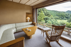 【露天風呂付・渓流側】長門 スイート：渓流の流れと豊かな自然が視界に広がる約91㎡のスイートルーム。窓の外には、まるでジオラマのように、里山の景観がひろがります。ゆっくりと、日常を忘れるひとときをお過ごしくださいませ。