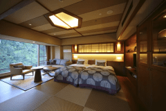【露天風呂付・渓流側】芙蓉 ジュニアスイート：眼下に渓流が流れる芙蓉ジュニアスイート。湯上がりの爽快さをさらにお愉しみいただけるよう琉球畳敷きにいたしました。