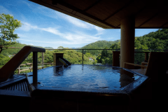 【露天風呂付・渓流側】芙蓉 ジュニアスイート(7階確約)：オープンエアの開放感が心地よい客室でございます。夜空の星を数えながら、日常を忘れて露天風呂時間をお楽しみくださいませ。