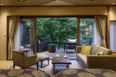 【露天風呂付・川沿い】テラススイート：音信川がすぐ近くを流れるロケーション。せせらぎと緑の香が包み込む、穏やかな時間をお過ごしくださいませ。