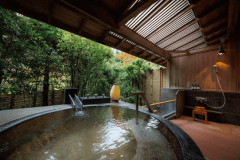 【露天風呂付・川沿い】テラススイート：プライベートなかけ流しの温泉と景観を愉しむ。