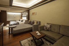 【露天風呂付・山側】曙 スーペリアスイート(約45㎡)：約45㎡の客室は、コンパクトながらも、源泉かけ流し温泉露天風呂、約120cm幅シモンズ社製ベッド、デイベッド、ソファを備えております。