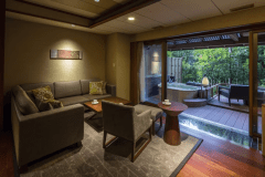 【露天風呂付・川沿い】テラスジュニアスイート(約60㎡)：川のせせらぎと小鳥の歌声、木々の香り。五感を癒やす時間をお過ごしくださいませ。