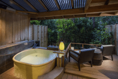 【露天風呂付・川沿い】テラスジュニアスイート：源泉かけ流しの湯をご堪能いただける、露天風呂付きスイートルーム。新和風のプレミアムなご滞在を｡