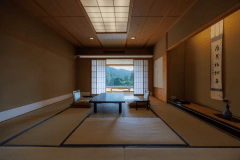 曙・芙蓉 和室一例：12.5畳～15畳のひろびろとした和室に、お寛ぎの広縁を備えております。