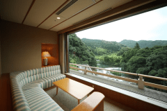 曙・芙蓉 和室一例：ご夕食の後ゆっくりと、景色をご覧いただきながら、ご家族水入らずの時間をお過ごしくださいませ。