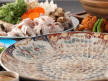 ふぐフルコース：ふく刺、ふくちり鍋、ふく唐揚、ふく白子などふく三昧。特にお召し上がりいただきたいのが、ふくの旨みが広がるふくちり。このスープでつくる最後のふく雑炊もお愉しみのひとつです。