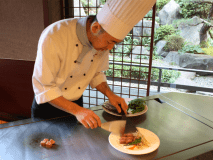 お昼の鉄板焼Aコース：和牛と鮮魚をメインに旬の食材が彩る鉄板焼Aコース。少人数でのご会食にご活用くださいませ。