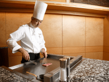 料理長厳選の海山の幸。料理人の手さばきをご覧に入れながらのご提供も当館ビュッフェならではの魅力のひとつです。