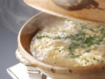 【ふく雑炊】ふくちり鍋の後は、ふくの旨みがぎゅっと凝縮したふく雑炊。とらふくフルコースならではの一品です。