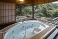 芙蓉 デラックス和室／15畳・ジャグジー付：緑の木々に囲まれたジャグジーバスで、くつろぎのひとときをお過ごしくださいませ。※浴室のお湯は温泉ではございません。