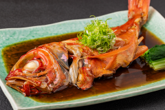 【金目鯛の煮付】召し上がりやすいよう一皿あたり半身でのご用意です 【金目鯛の煮付】召し上がりやすいよう一皿あたり半身でのご用意です