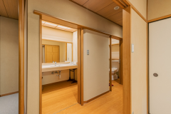 【1階のお部屋「53番」】洗面所やトイレの入口も段差を排しています。