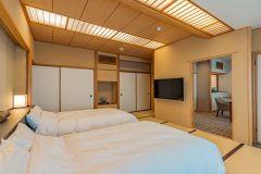 【新館和洋室「13番」】シモンズ製のセミダブルベッドでゆっくりとお休みください。