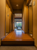 【新館和室10畳】お部屋の入口から（お部屋により造りが異なります）