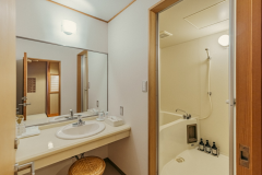 【新館】新館のお部屋は全て洗面とユニットバス付（トイレ別、お部屋により仕様が若干異なります。お部屋のバスは温泉ではありません。）