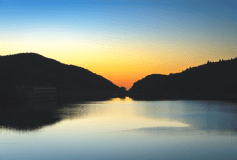 おしどりの池に沈む夕日