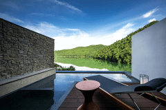 【自家源泉露天風呂付き客室】よりおしどりの池を望む（莉結）