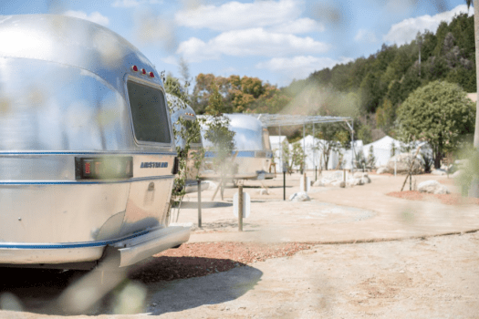 コンフォートRV　外観　アメリカンヴィンテージデザインのエアストリーム。通常のホテルやキャンプでは味わえない優雅で快適なグランピング体験をお楽しみいただけます♪