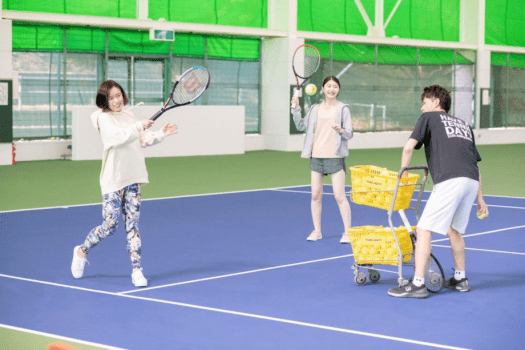 施設併設のレッツテニスパークにて個人レッスン。レンタルコートもあります。（要予約）