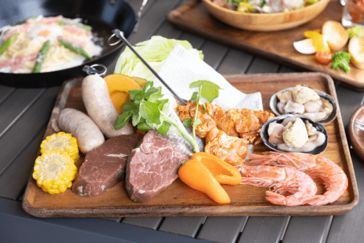 【贅沢な厚切り牛ヒレ肉バーベキュー】
ペリゴール風サラダ・海鮮・厚切り牛ヒレ肉・梅田畜産乳豚の自家製ポークソーセージ・タンドリーチキン串・旬の野菜の焼きカルボナーラ風