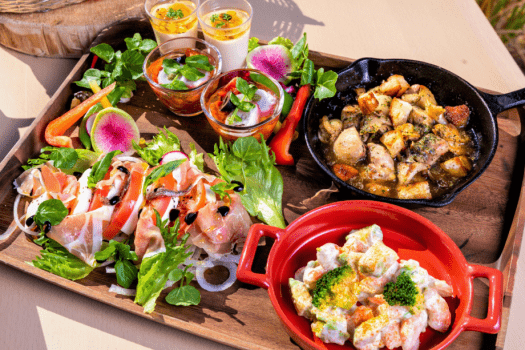 九州国産牛サーロイン
チキンと海鮮のブルゴーニュ風・トマトとモッツアレラチーズ 生ハムのサラダ仕立
※写真はイメージ