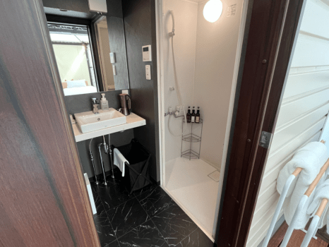 ジャーニーテントのシャワーブースと洗面台♪