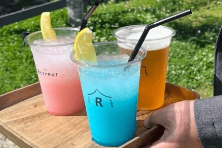 フリードリンク付きプランの方は、15：00～21：00まで最大6時間　ゆっくりのんびり飲み放題。