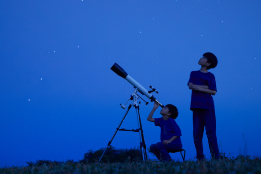 飯塚の大自然の中でその日見られる星空を満喫。大型望遠鏡で月のクレーターや惑星を観察できます。