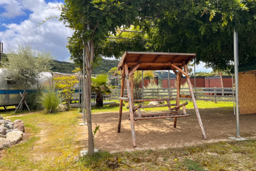 ファイヤーピット周辺にはブランコやハンモックが