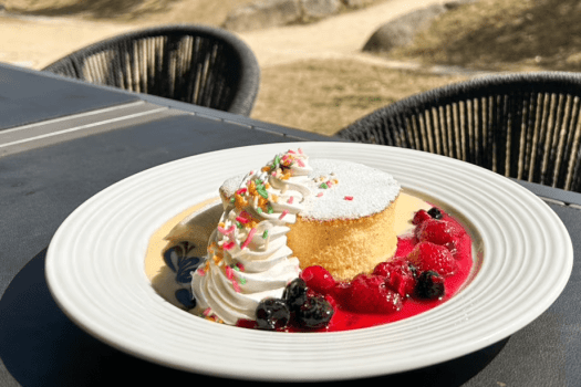 ふわふわパンケーキ　ベリーのソースとカスタードソース（6月1日～8月31日まで）