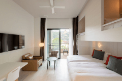 マウンテンロッジ　白を基調とした室内で、ロフトベッドが2台あるので合宿やグループ、ファミリーにもおすすめ♪