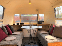 コンフォートRV（キャンピングカー）　ソファ周り♪
展開すると簡易ベッドができます♪