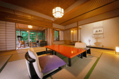 【露天風呂客室】大きな窓から揺れる木々を眺め、森林浴の心地を味わえるお部屋です。