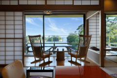 【和室12帖＋6帖】二階角部屋のお部屋では、遮るもののないパノラマの景色がご覧いただけます。