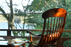 【露天風呂客室】ロッキングチェアに腰を下ろし、思い思いに過ごす「自分のための時間」