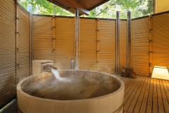 【露天風呂客室】ふたりで入っても十分な広さ。木々の囁きに耳を傾け、プライベートなバスタイムを。