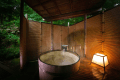 【露天風呂客室】陽が落ちれば静けさは深みを増し、まるで森にいるような心地に。