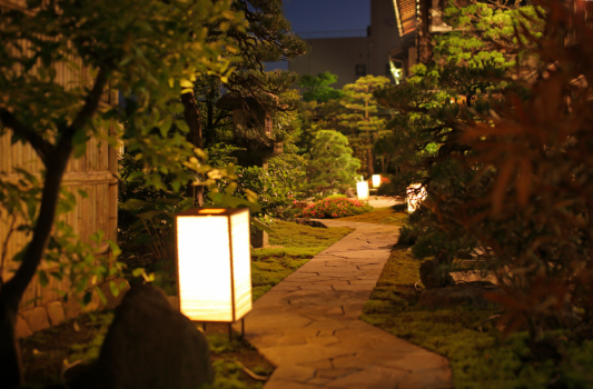 湖畔庭園