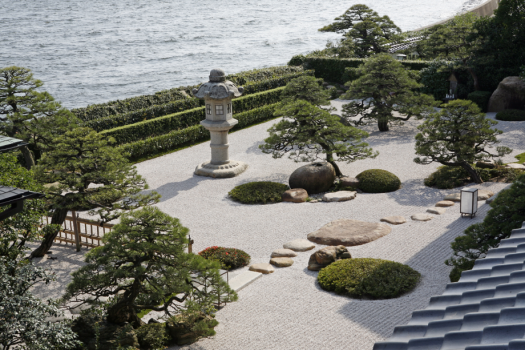 湖畔庭園
