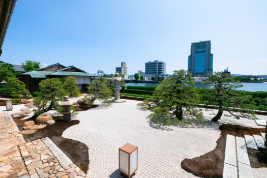 湖畔庭園